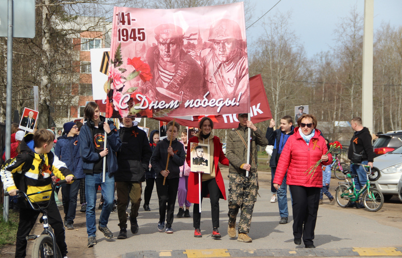 День сертолово. Семья на празднике 9 мая. 9 Мая небо. Мирное небо ВОВ. Информационная газета.